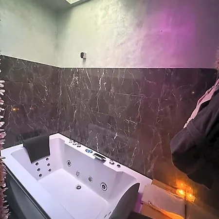 Liebeshotel Jacuzzi *